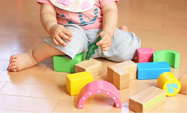 子どもが触る遊具